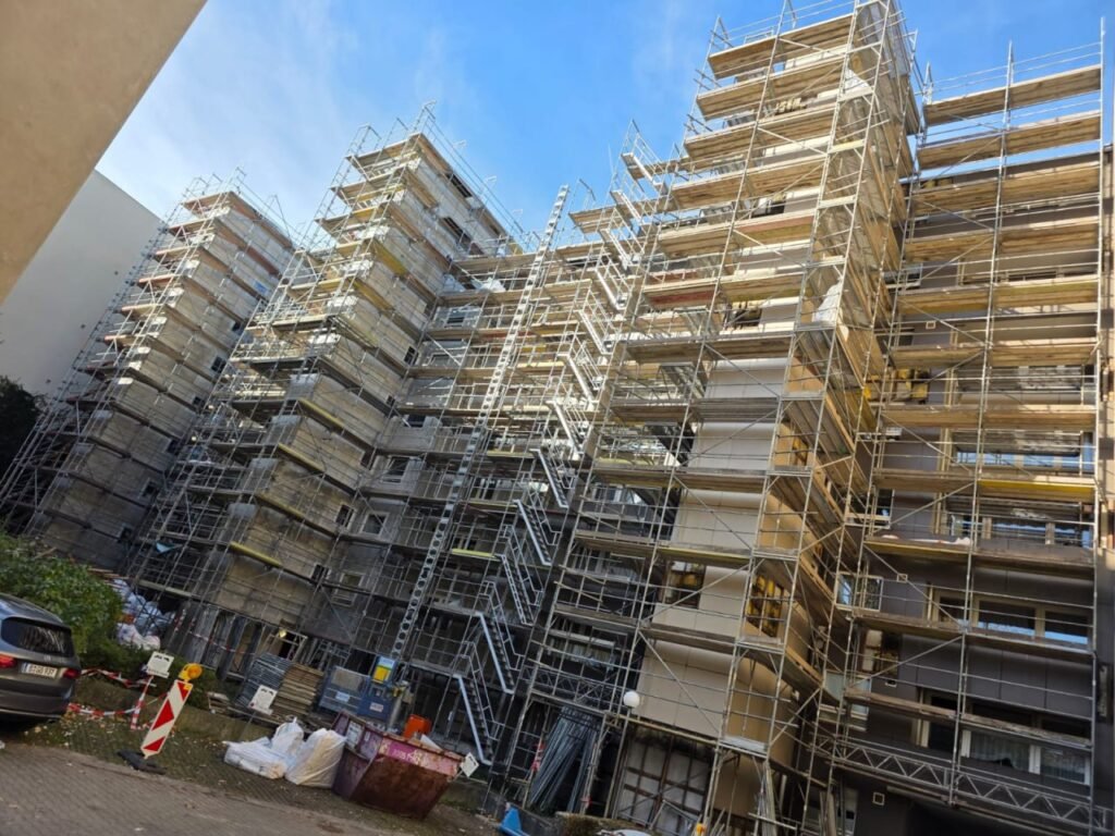 Fassadengerüst an Wohngebäude in Berlin