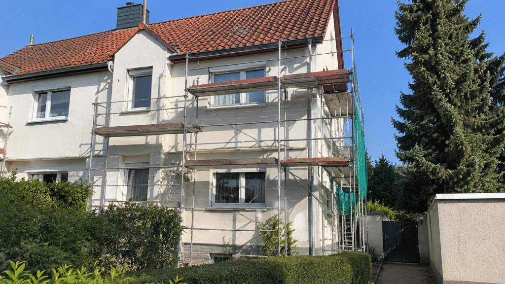 Baugerüst an Einfamilienhaus in Berlin