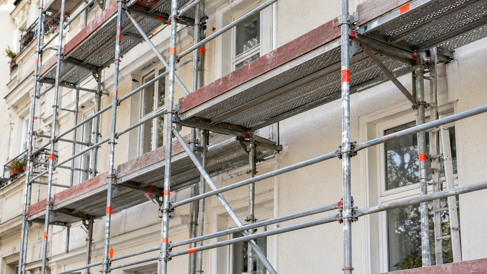 Fassadengerüst an Berliner Hausfassade