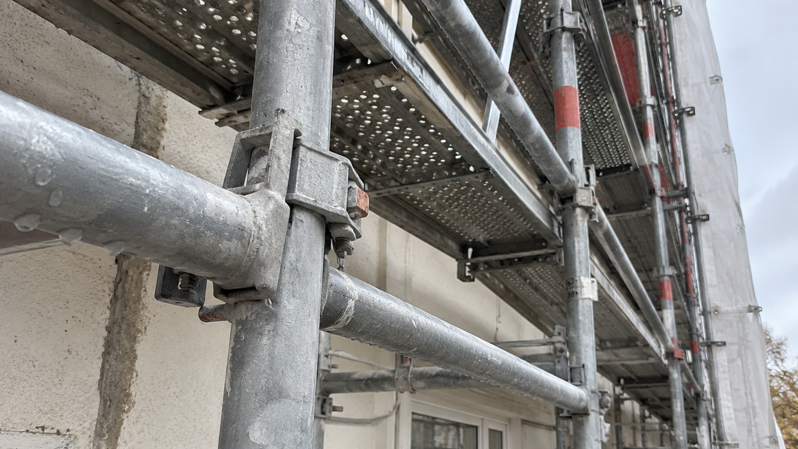 Fassadengerüst mit Prüfplakette an Berliner Fassade